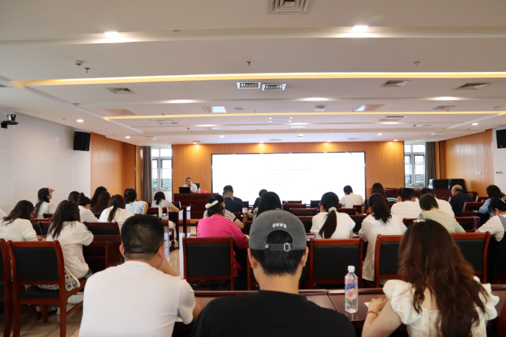 我校党委委员马科峰讲授《中央八项规定精神与高校师德师风建设》